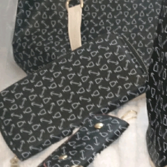 Wallet- zip up style! - Picture 7 of 7